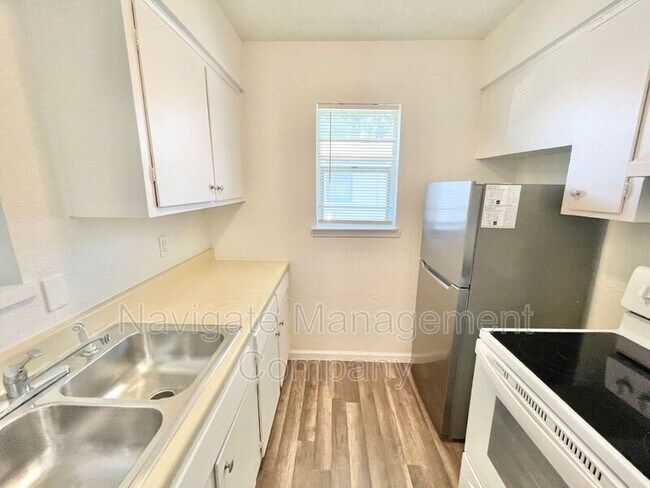 Foto del edificio - 819 Bluebird Dr