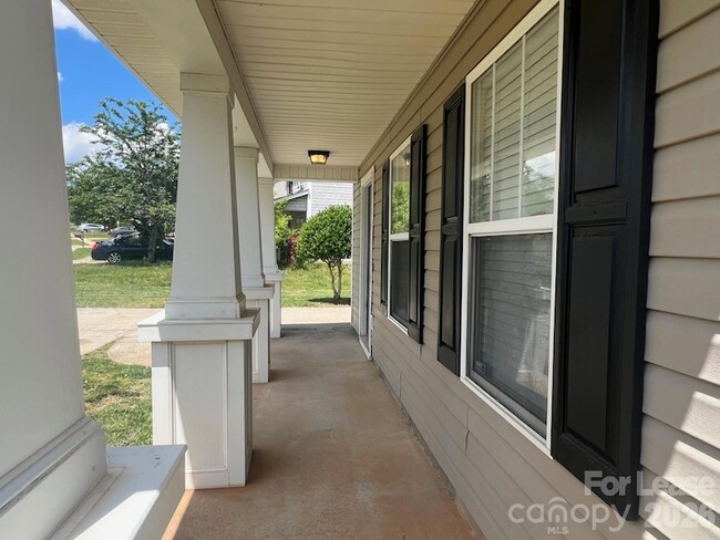 Building Photo - 176 English Hills Dr