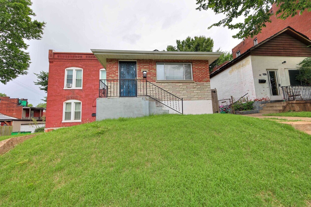 Primary Photo - Nice 2 bedroom home with fenced in yard an...