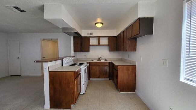Building Photo - 3117 E Carey Ave