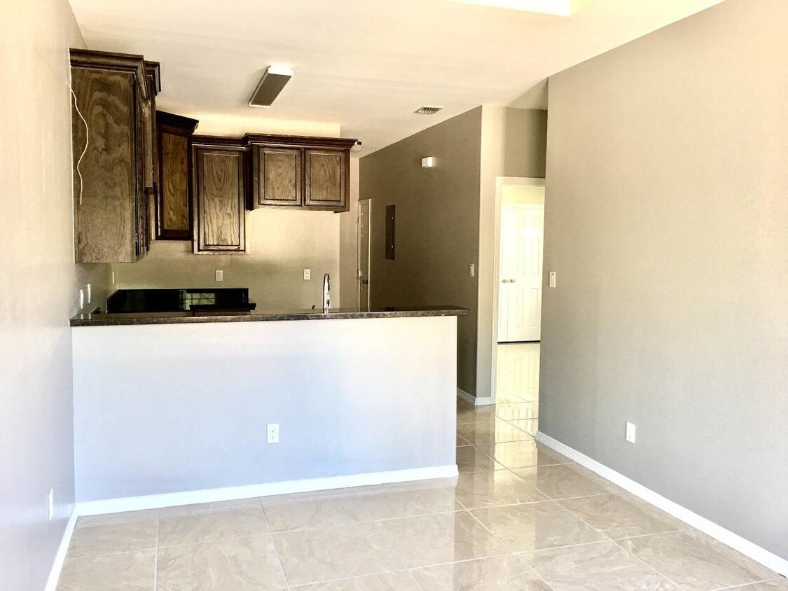Foto principal - 220 E 18th St