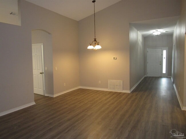 Building Photo - 608 Saleta St