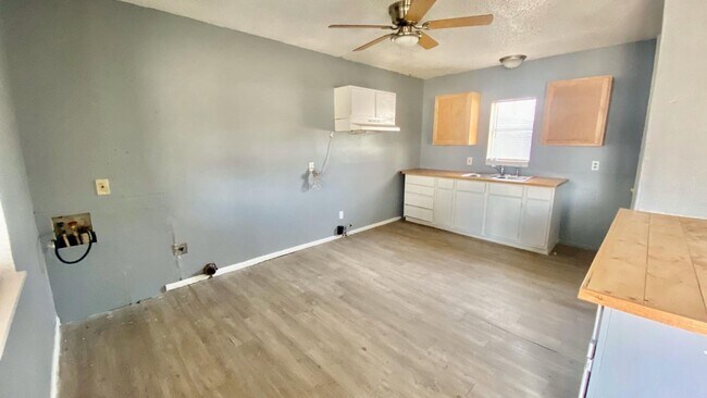 Foto del edificio - Handyman Special $0 First Month's Rent / “You fix, you SAVE BIG!!” Contact Mayshell for details: ...