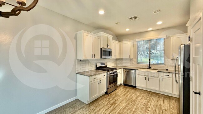 Foto del edificio - 2624 S Canfield