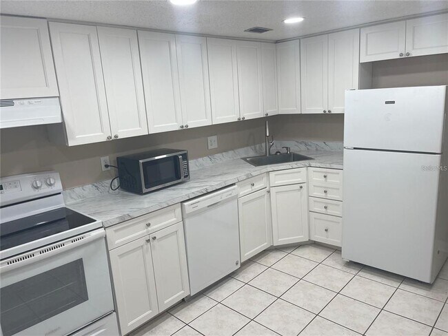 Foto del edificio - 851 Bayway Blvd