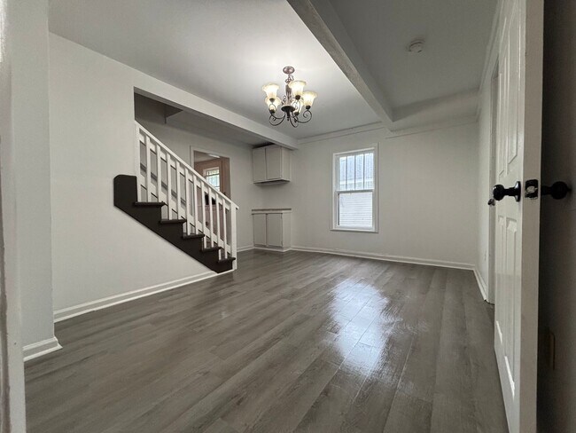 Building Photo - Recently Remodeled 3 bedroom 2 full bathro...