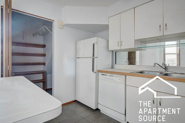 Foto del edificio - 2453 N Greenview Ave