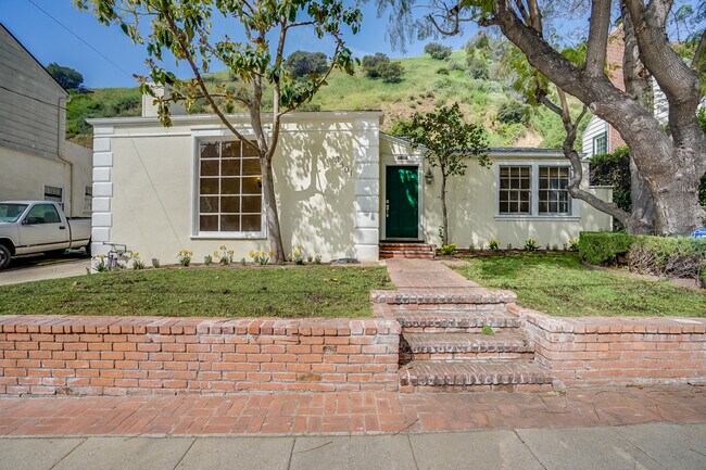 Building Photo - 2501 Canyon Dr