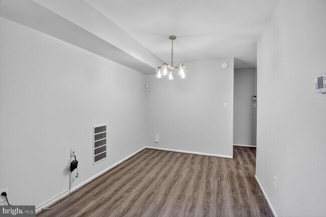 Foto del edificio - 7505 Riverdale Rd