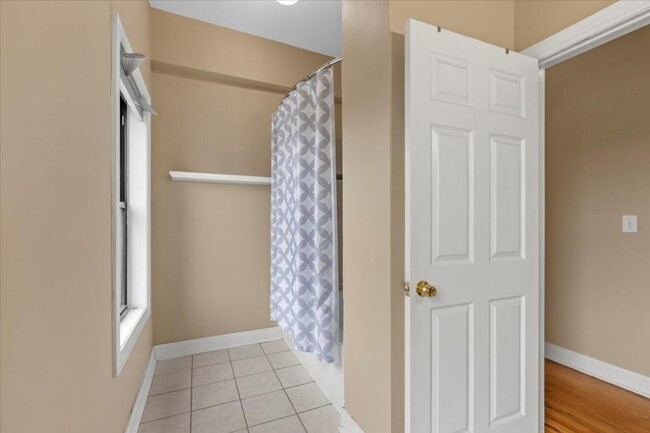 Building Photo - 3 bedroom in Chicago IL 60642
