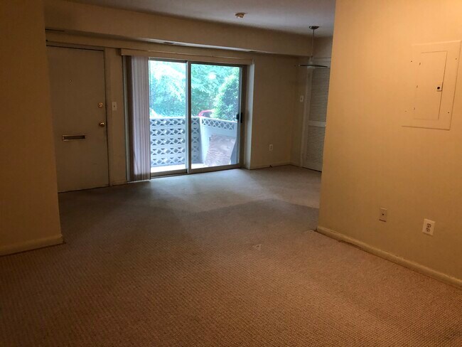 Sala de estar con vista al comedor/patio. - 8708 Manchester Rd