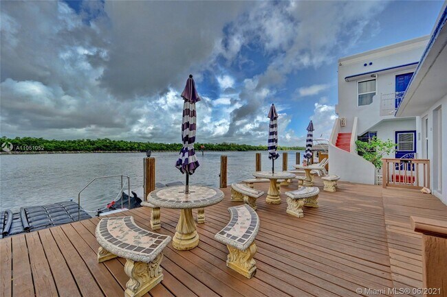 Foto del edificio - 1908 N Ocean Dr