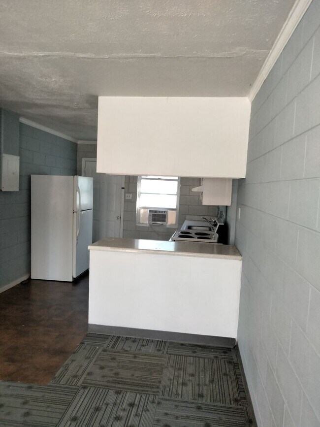 Building Photo - 2 BDRM 1 BATH