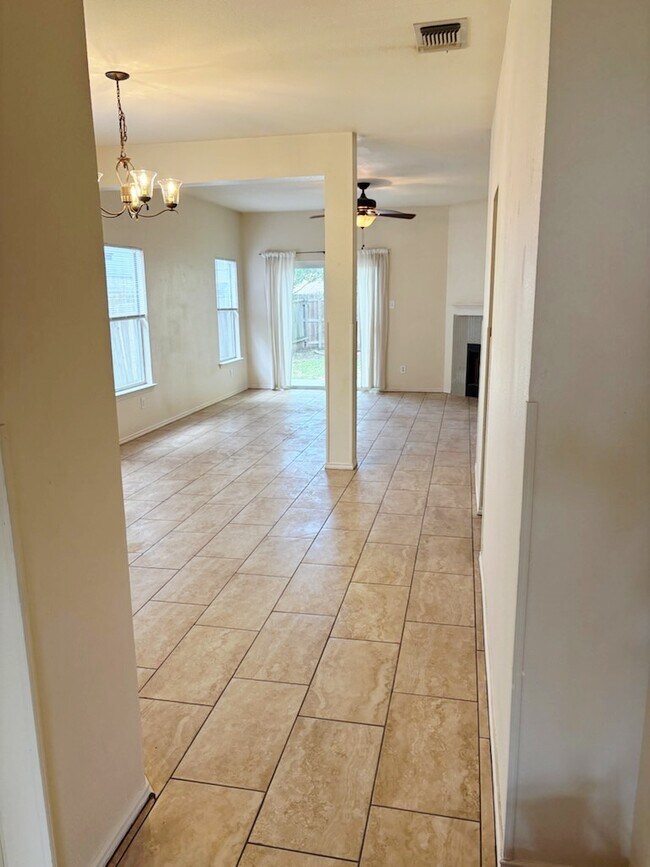 Foto del edificio - 1311 Hazelbury Ln
