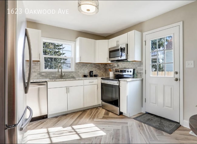 Building Photo - Newly Renovated Three Bedroom