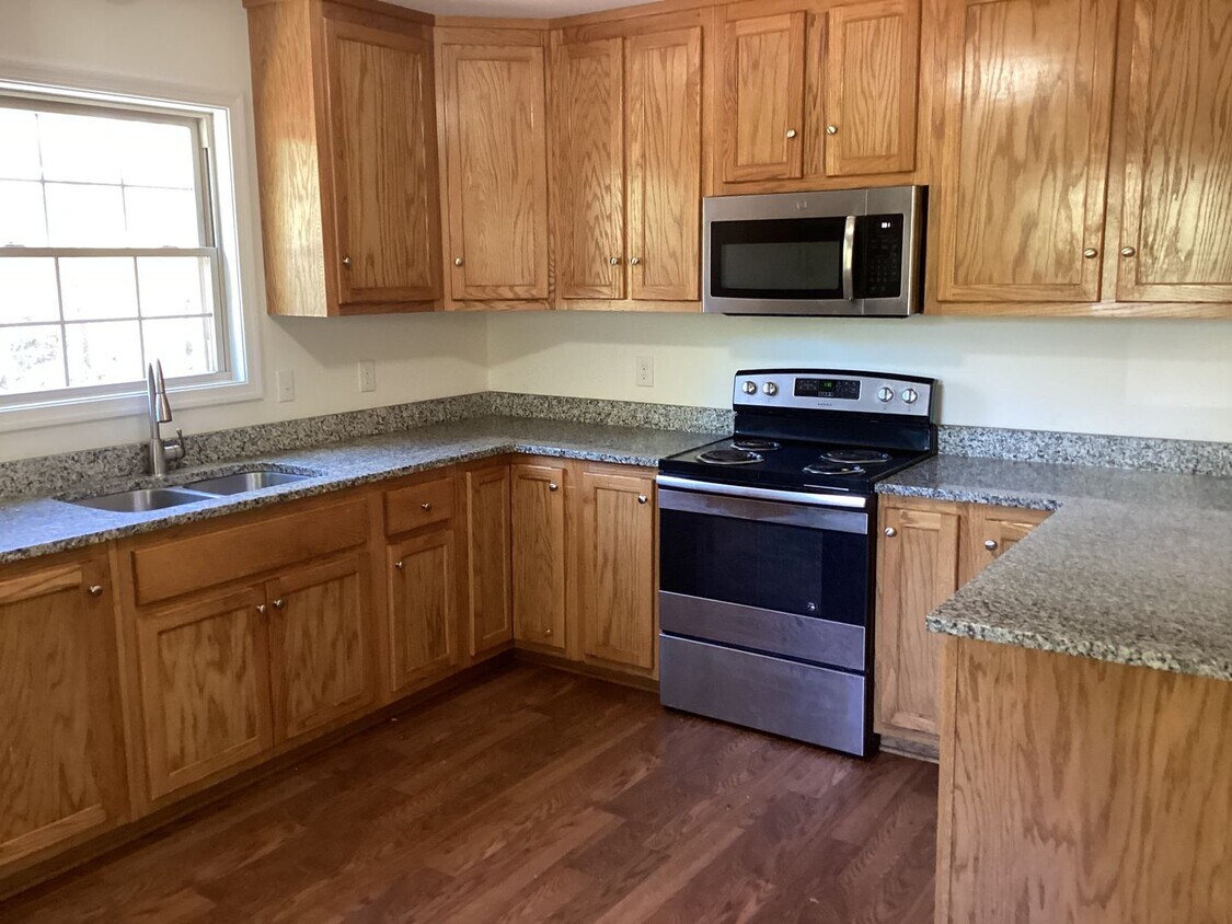 Foto del edificio - 2 Bed 1 bath Duplex unit -Blackstone-Fort Picket Area