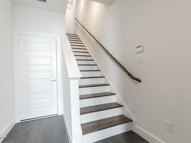 Building Photo - 2777 Clinton Dr