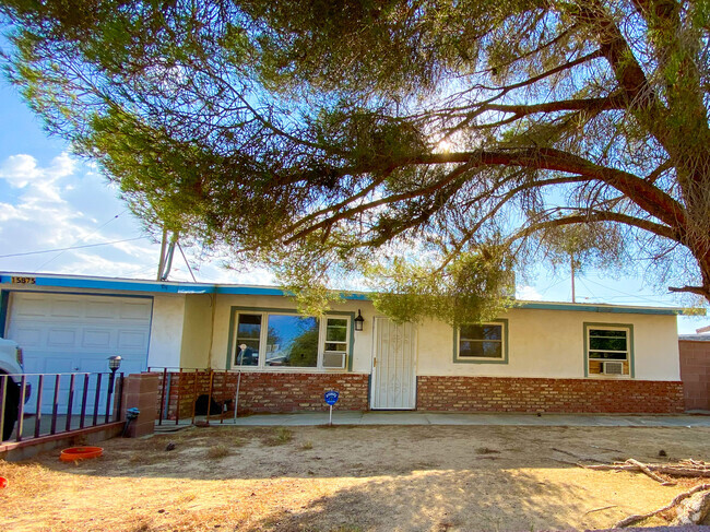 Beautiful 3 Bedroom 1.5 Bath House in Mojave CA - 15875 Lawrence Dr