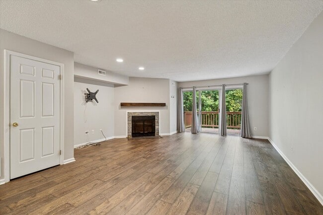 Building Photo - Now Available – 2 Bed / 1.5 Bath End Unit ...