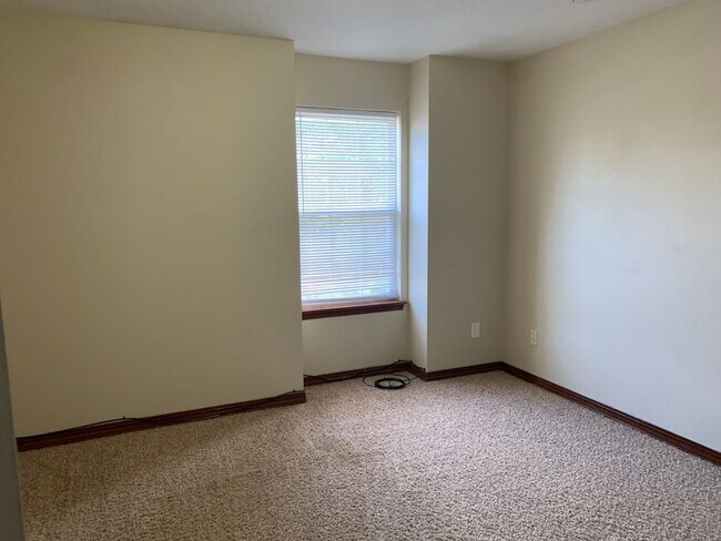 Building Photo - Beautiful 3 bedroom, 2 bathroom home with ...