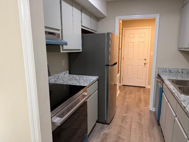 Building Photo - 1548 Hamilton Dr