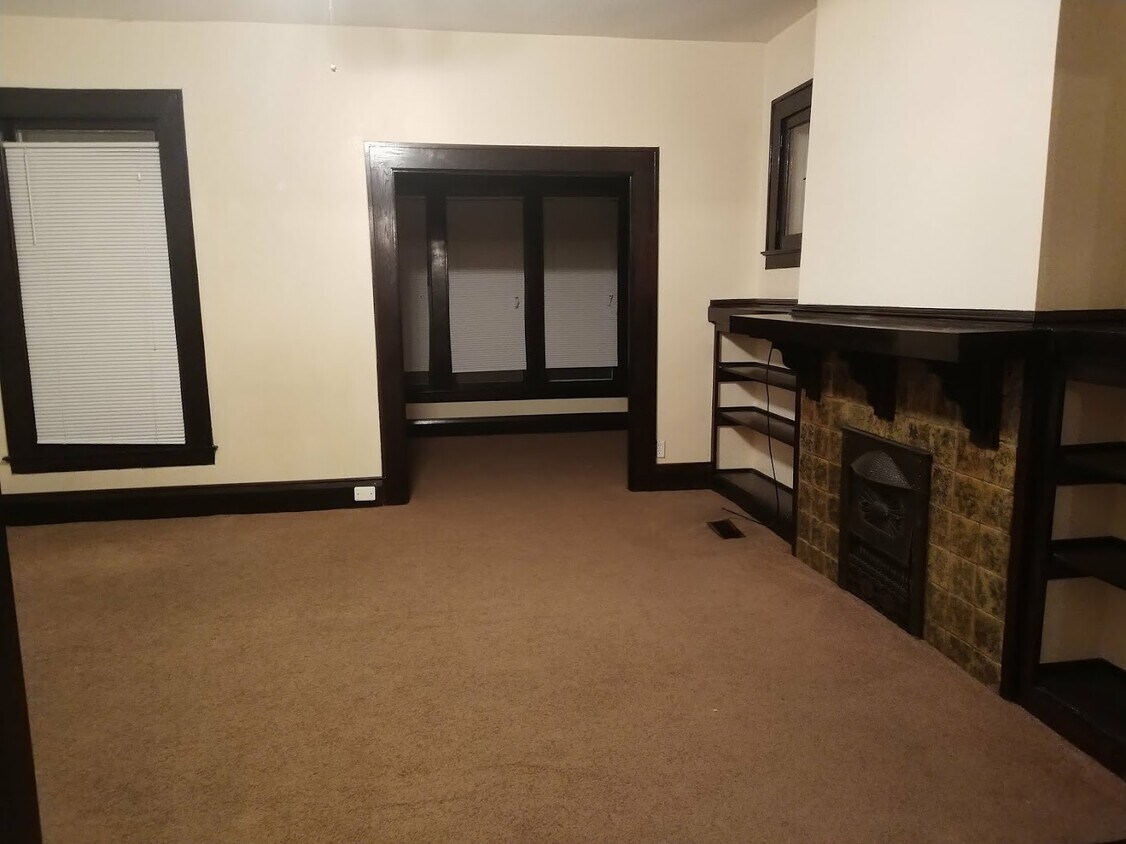 Amplia sala de estar en la primera planta con chimenea decorativa. - 2018 Glenwood Ave