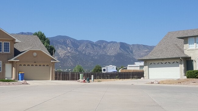 Building Photo - 3 Bedroom 3 Bath Town Home