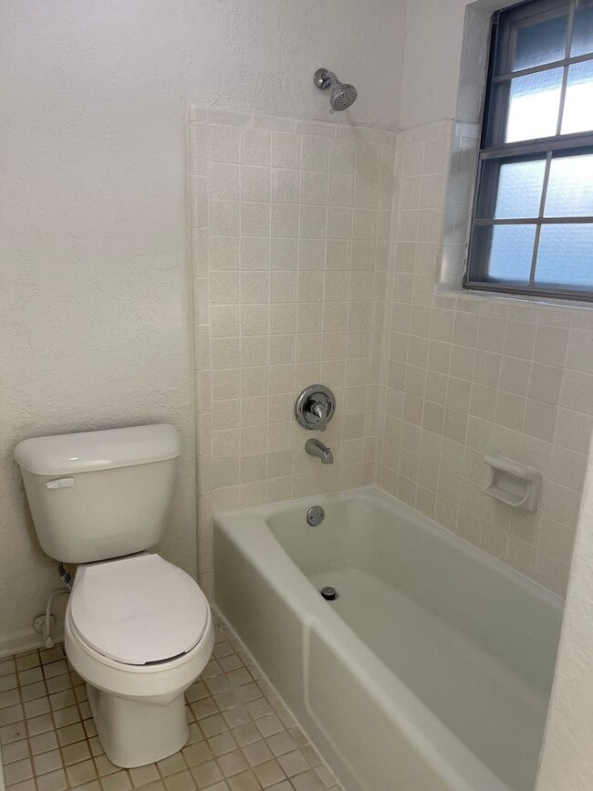 Building Photo - 3 bed - 1 bath - HUGE backyard