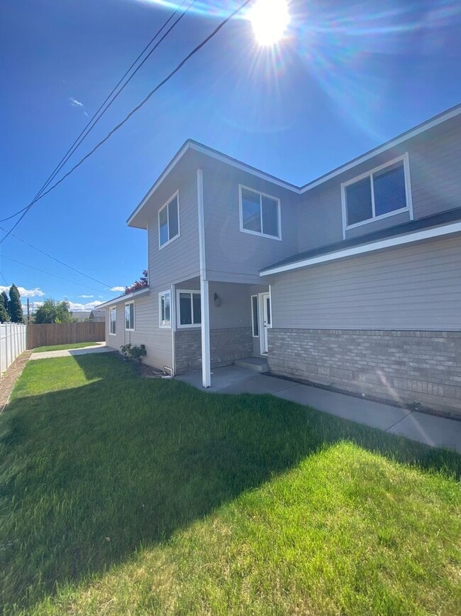 Building Photo - Right Around the Corner, Near Everywhere Y...