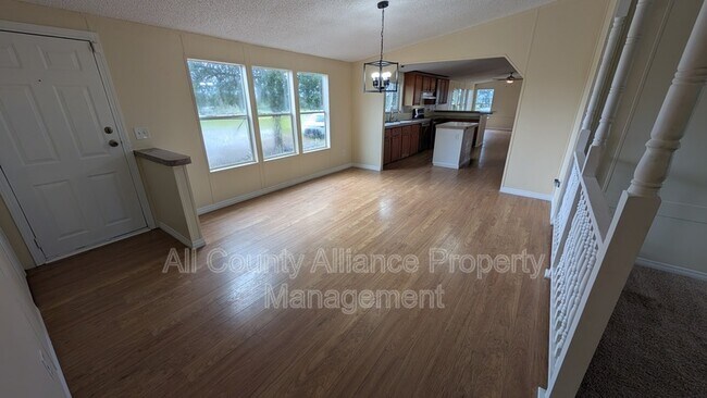 Foto del edificio - 13406 Lake Dr