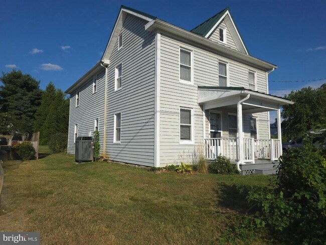 Foto del edificio - 10 Maple Ave