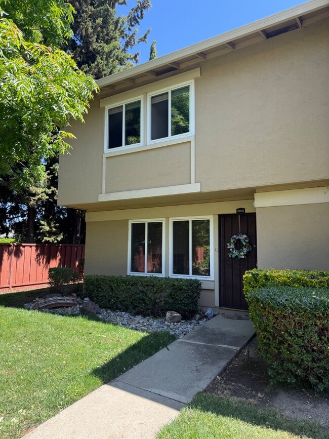 Building Photo - Charming 3 Bedroom 1.5 Bathroom Condo in F...