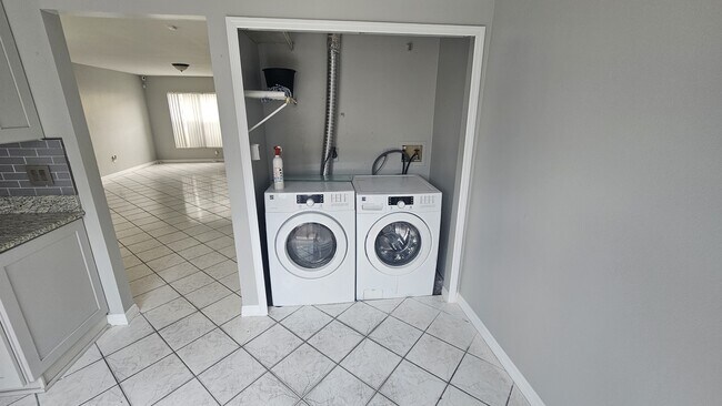 Foto del edificio - 1702 Shady Ridge Ct