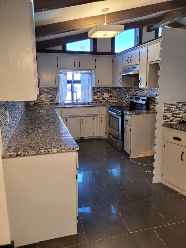 Building Photo - 102 Redbird Cir