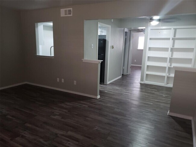Building Photo - 530 Rockingham Dr