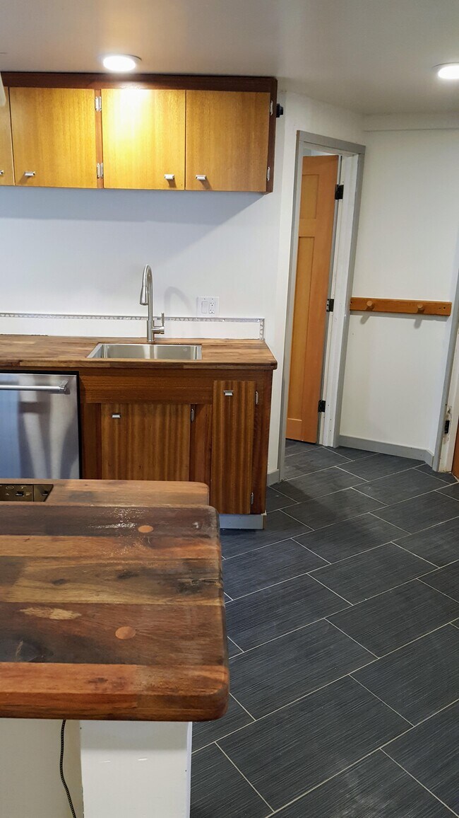 Foto del edificio - 12220 Densmore Ave N