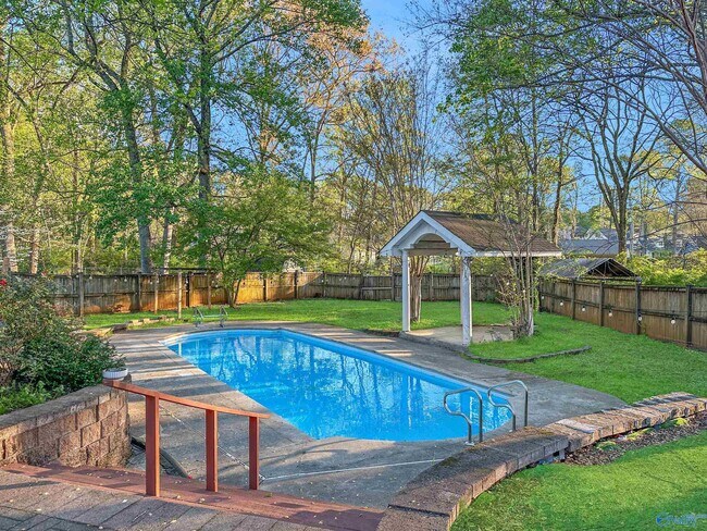 Building Photo - 112 Betty Garrett Dr