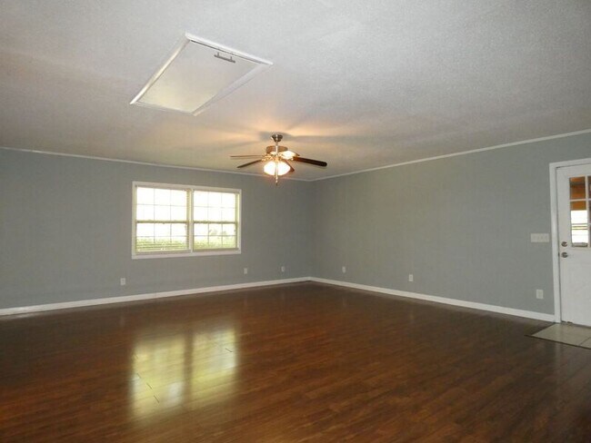 Building Photo - 5278 Lakewood Dr