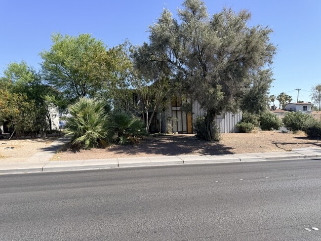 Vista de la calle - 1486 E Desert Inn Rd