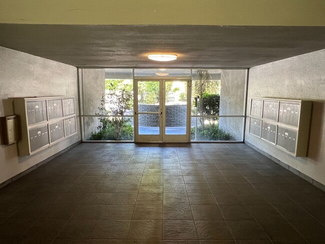 Building Photo - Encino Voltaire