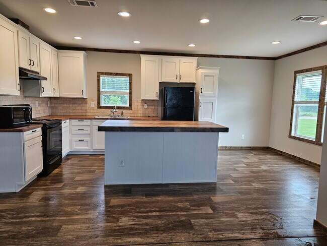 Dining area/kitchen - 1238 FM 667