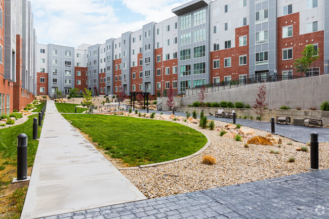 Outdoor Courtyard - Canyon Vista