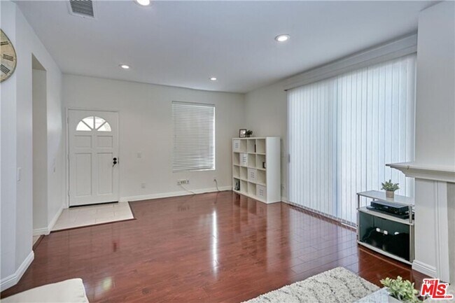 Building Photo - 2621 Plaza del Amo
