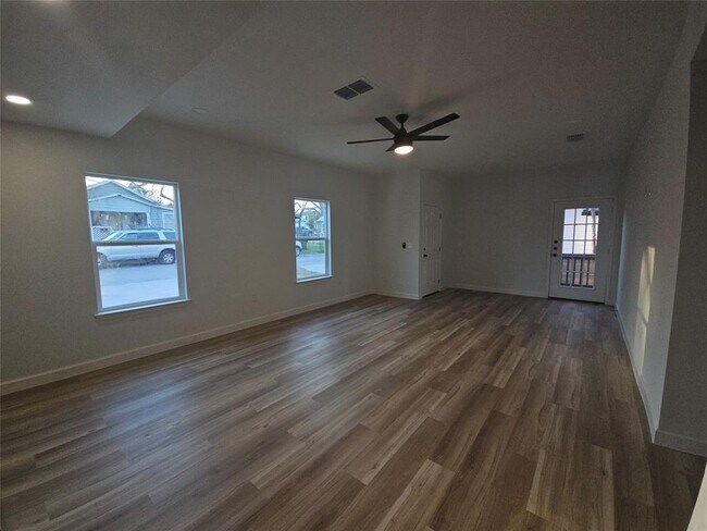 Building Photo - 810 Mora St