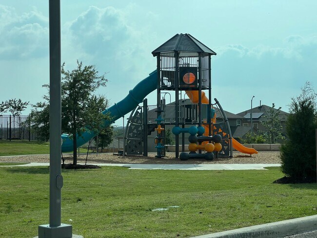 Building Photo - Riverside