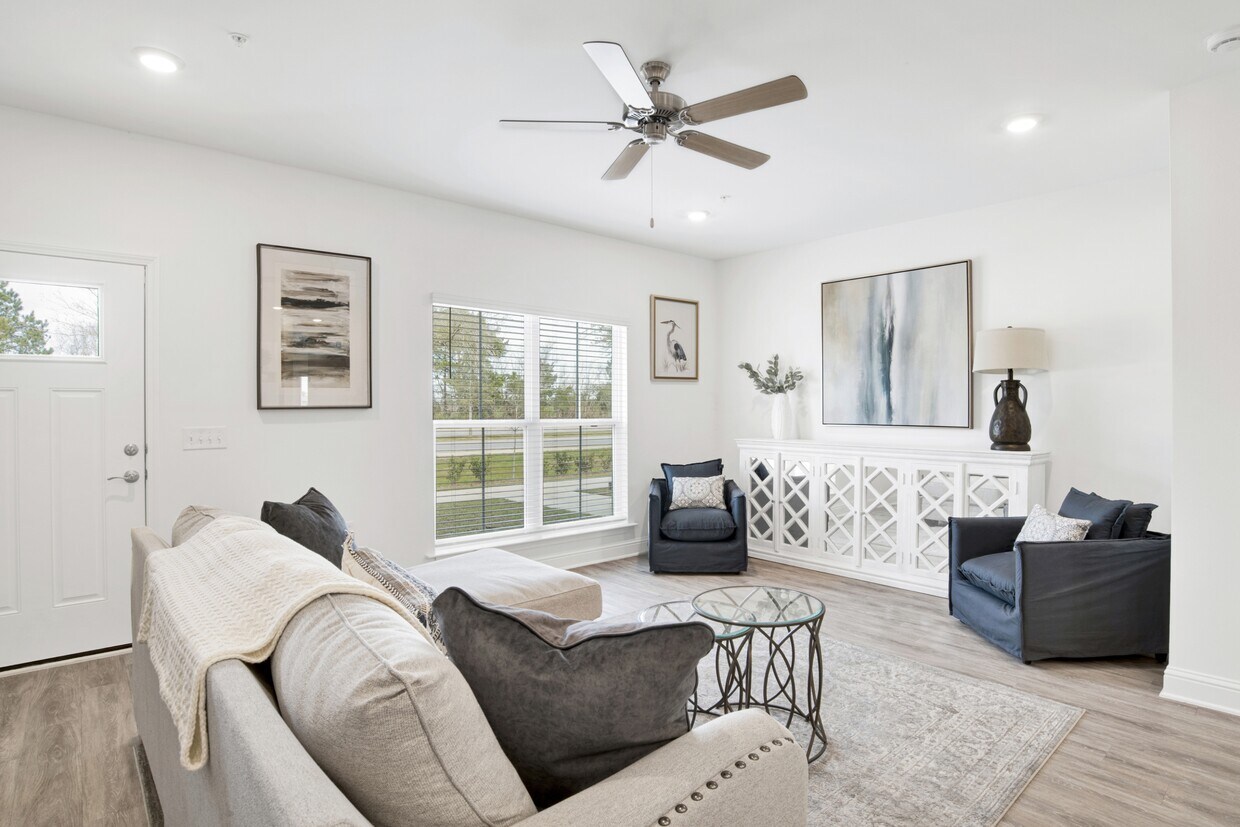 Foto principal - 26995 Prt Washington Ln