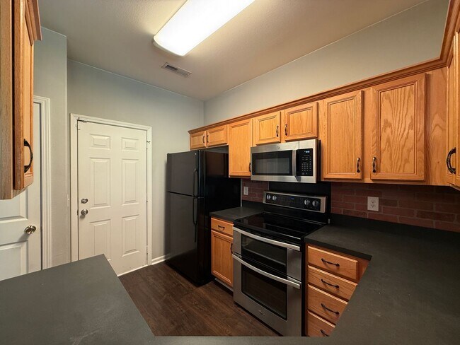 Building Photo - 5994 Fox Point Cir