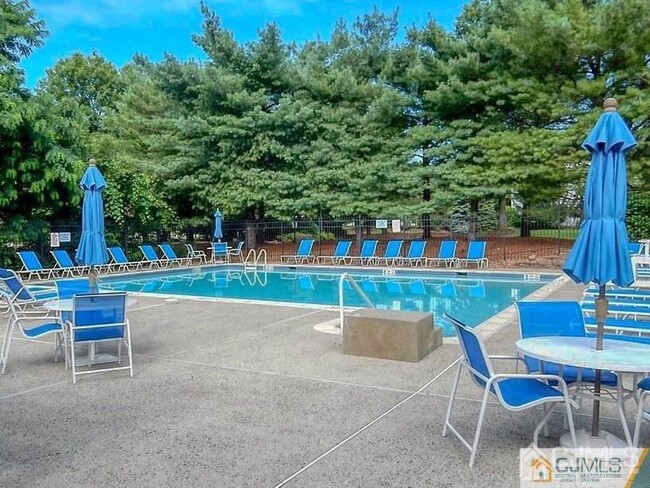 Swimming pool - 921 Waterford Dr