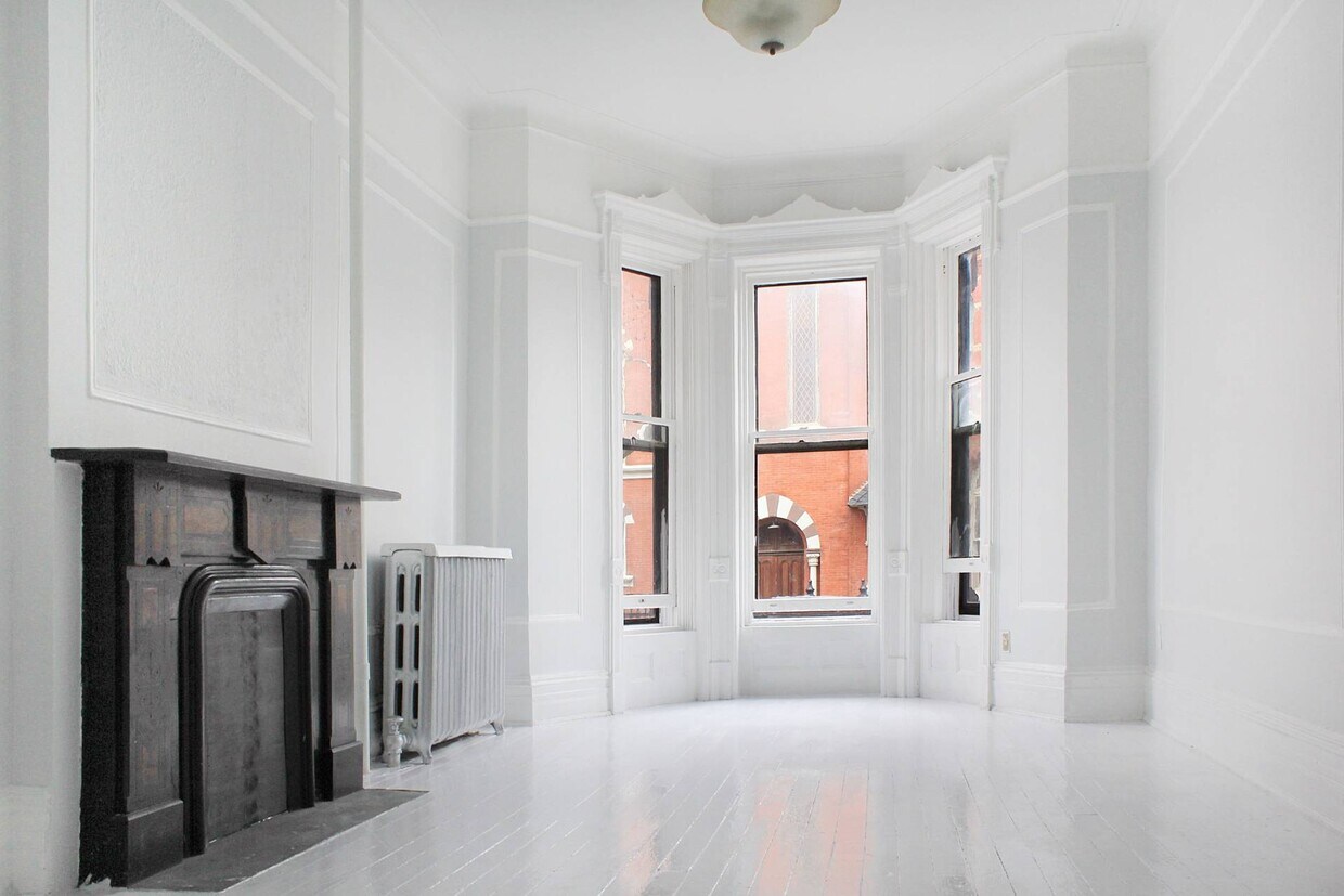 Primary Photo - 152 Kent St