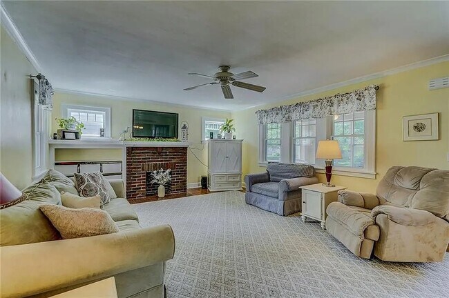 Sala de estar - 77 Hartsdale Rd